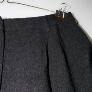 Svarta linnebyxor  - Säljer ett par klassiska svarta linnebyxor i bra skick. De har en hög midja och en loose passform som ger en stilren look. Perfekta för alla tillfällen. Byxorna är tillverkade i ett bekvämt material som känns skönt mot huden.