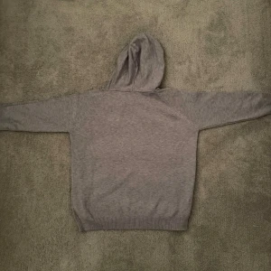 Grå hoodie i merino ull - Säljer en stilren grå hoodie i merinoull. Oanvänd, 10/10 i skick! Passar storlek S och XS! Kan vara något kort i armarna, vid frågor är det bara att kontakta mig!:) Säljer då den inte passade mig som har storlek M