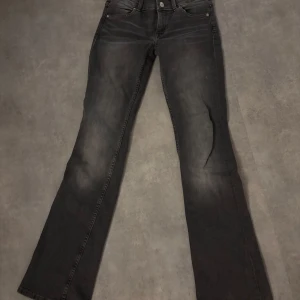 Svarta jeans från Bershka - Säljer ett par snygga svarta jeans från Bershka i storlek EUR 34 vilket motsvarar Xs/s. De har en klassisk femficksdesign och är i bra skick. Perfekta!