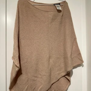 Ljusrosa poncho från Gina Tricot - Mysig ljusrosa poncho från Gina Tricot i en mjuk och skön tyg. 