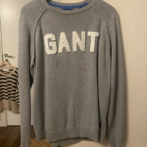 Stickad tröja GANT - Säljer en grå stickad tröja från GANT. Super snygg och skön!🩷🩷