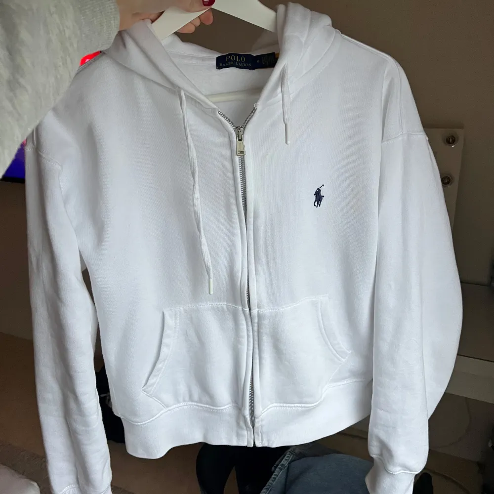 Säljer en klassisk vit hoodie från Ralph Lauren i storlek M. Den har en dragkedja framtill och en liten broderad logga på bröstet. Använd endast 1 gång, så i väldigt bra skick! Nypris 2200kr. Tröjor & Koftor.