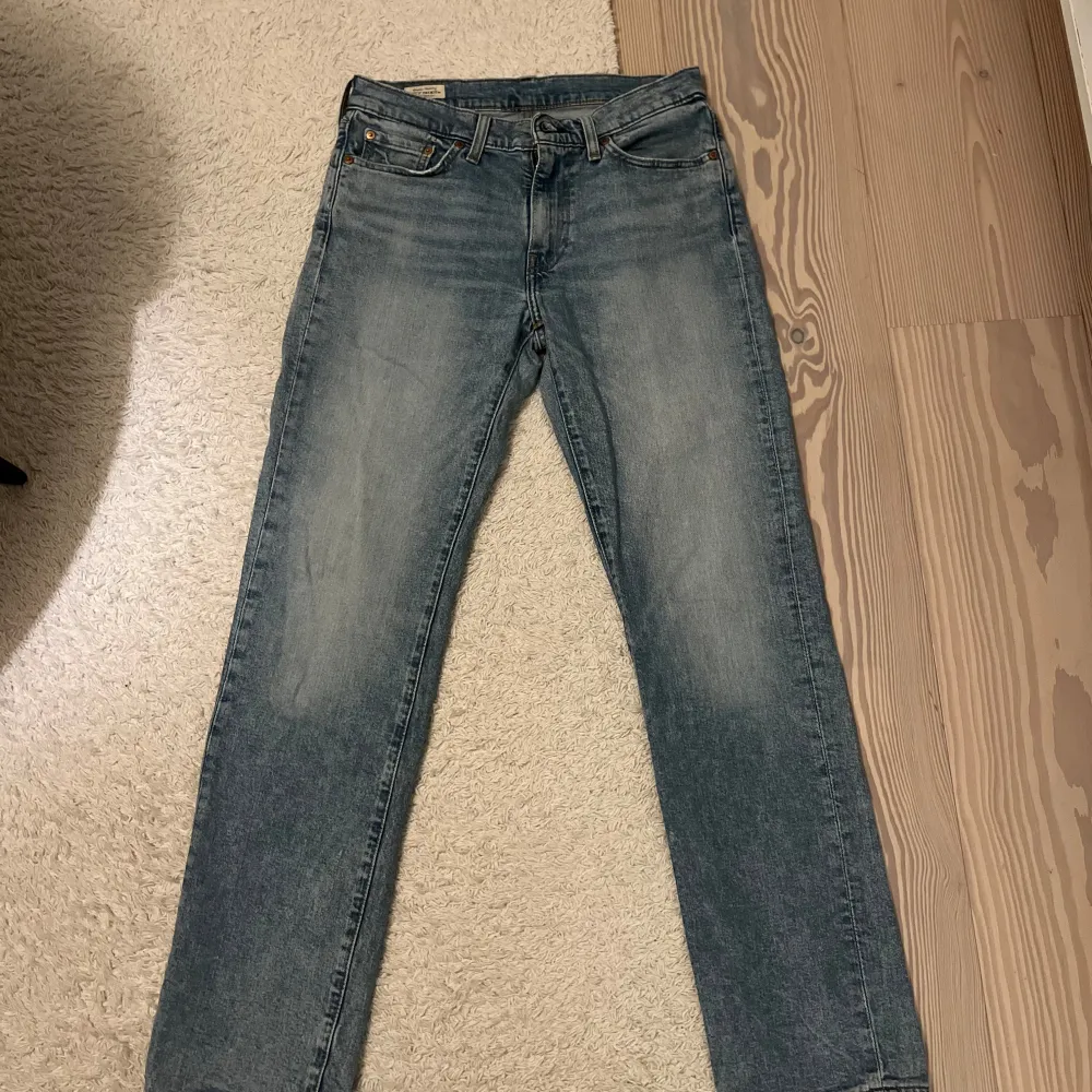 Snygga blåa Levis 514 jeans i bra skick. Strl: W30 L32                               Passform: rak. Jeans & Byxor.