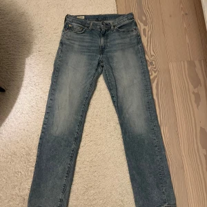 Levis 514 W30 L32 - Snygga blåa Levis 514 jeans i bra skick. Strl: W30 L32                               Passform: rak