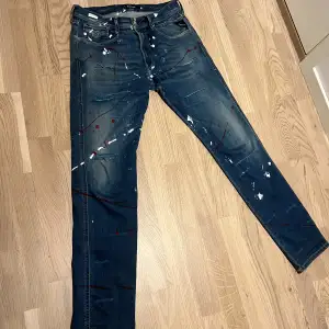 Tjena, säljer ett par anbass jeans som ju själv customiza, om ni har frågor eller så, så är det bara att fråga 