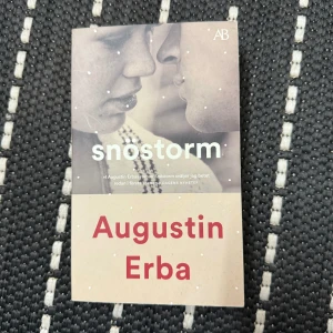 Snöstorm - Säljer boken 'Snöstorm' av Augustin Erba. Den handlar om kärlek och livets svårigheter, med en berättelse som utspelar sig på ett tåg i Sverige under en snöstorm. Perfekt för dig som gillar djupa och känslosamma romaner. Boken är i gott skick och kommer från Albert Bonniers Förlag.