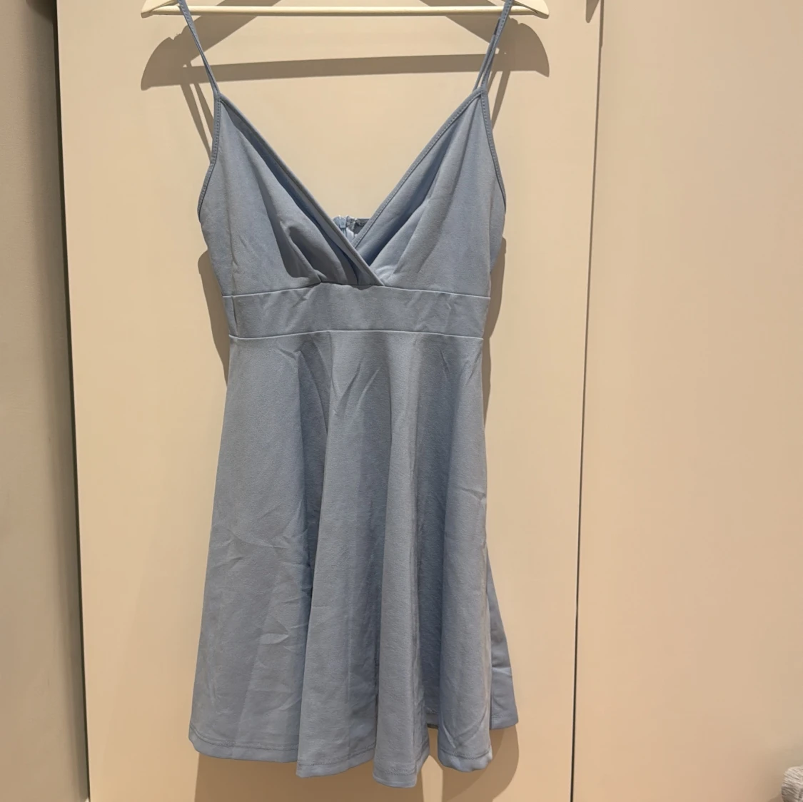 Ljusblå klänning med smala axelband