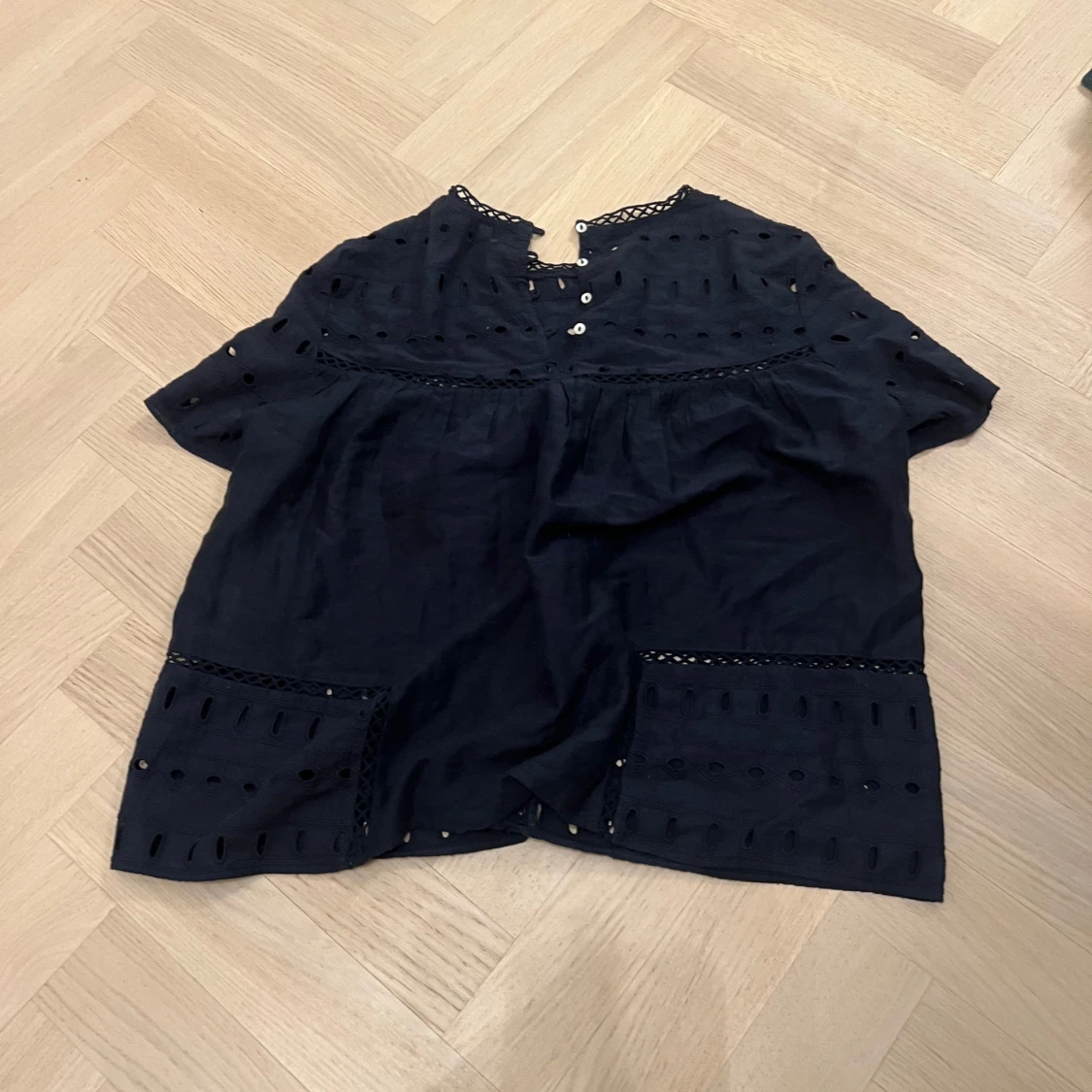 Svart blus med spetsdetaljer - 90