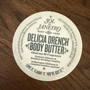 Delicia Drench Body Butter från Sol de Janeiro - Lyxig body butter med Cheirosa 59 doft. Innehåller prebiotisk hibiskus och brasiliansk lugnande komplex. Helt ny, oöppnad 