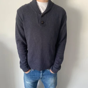 Tiger of Sweden Cardigan - Snygg cardigan från det eftertraktade märket Tiger of Sweden. Cardiganen är använd men fortfarande i gott skick. Vid frågor är det bara att höra av sig! Pris går att diskutera.