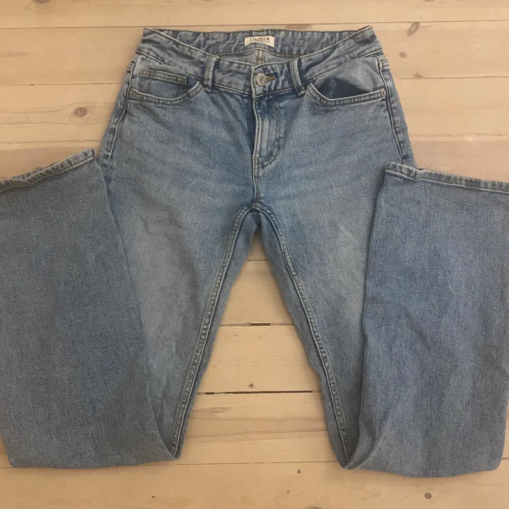 Lowwaist bootcut jeans från lindex i modellen ”Fay” i storlek 36, endast använda några gånger. Nypris 499 skriv om ni har några funderingar💕. Jeans & Byxor.