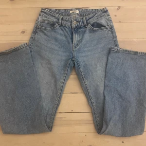 Low waist bootcut jeans - Lowwaist bootcut jeans från lindex i modellen ”Fay” i storlek 36, endast använda några gånger. Nypris 499 skriv om ni har några funderingar💕