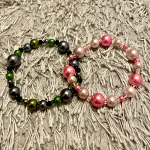 Wicked armband - Egengjorda pärlarmband designade efter filmen och musikalen Wicked, i huvudkaraktärerna Elphaba och Glindas primära färger. Jag säljer gärna armbanden tillsammans, pris 30kr.