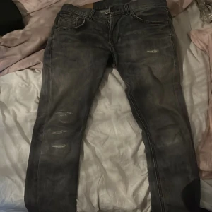 DonDup Jeans - Säljer ett par snygga DonDup jeans med feta slitningar! De är i storlek W32. Bra skick!