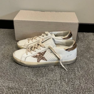Golden goose 💕 - Hej, säljer mina Golden goose sneakers i helt nytt skick i storlek 37 💕köp inte direkt skriv först, tveka inte på att höra av er vid frågor och funderingar 🔥