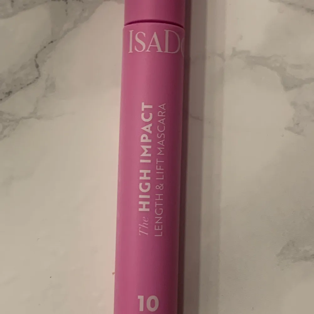 Säljer en mascara från IsaDora, 'The High Impact Length & Lift Mascara'. 9 ml och vegansk. Säljer då jag köpte fel. Förpackningen är därför öppnad men produkten är aldrig testad. . Skönhet.