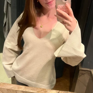 Stickad tröja - Säljer denna supersnygga stickade tröjan från h&m