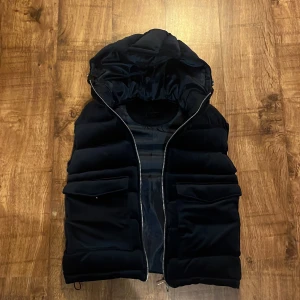 Stenström väst (vendiera) - Sugen på stenström väst men vill inte betala stenström pris? Då är vendiera perfekt för dig. Slutsåld i alla storlekar. Riktigt schysst kvalle och är riktigt skön😀 Storlek S men sitter mot M hållet.