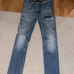 Replay anbass ripped jeans - Säljer ett par snygga Replay jeans som är sällsynta och inte säljs längre! NYPRIS runt 1900kr kan ta byten också passform slim perfekta passformen på dessa jeans 