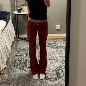 Röda jeans  - Säljer dessa lowaist röda bootcut jeans!! 