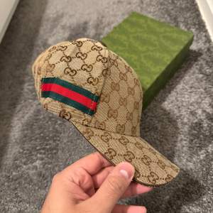 Gucci cap with box