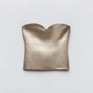 Zara guldtopp💘💘 - Superfin populär guldig topp från Zara använd ca 2 ggr. Säljer då den tyvärr inte kommer till användning längre. Tveka inte på att höra av dig vid frågor💞💞💞💞