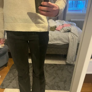 Svarta jeans bootcut - Säljer dessa bootcut jeans som är i jättebra skick!! Knappt använda, och är SÅ sköna och jättesnygga💗skrov för frågor. Jag är 170 och passar mig bra i längden men för stora i midjan