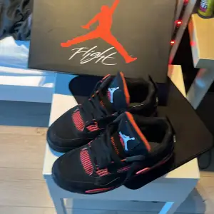 Säljer ett par snygga Nike Air Jordans i svart och rött. Skorna har klassisk snörning och den ikoniska Jumpman-loggan på plösen. Perfekta för både vardag och fest! De är i mycket bra skick och kommer med originalkartong. Tvättas innan jag fraktar dem