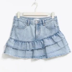 Jeanskjol med volanger - Jättefin slutsåld jeanskjol från gina tricot, verkligen så fin och passar både S-M 💕💕 skriv vad ni kan ge för den!