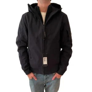 C.P. Company Jacka - Säljer denna C.P. Company Shell-R jackan, perfekt nu till Höst/Vintern . Den är i ny skick i storlek 50 (M). Digitalt kvitto/qr-kod/original lapparna finns! Pris kan diskuteras vid snabb affär!