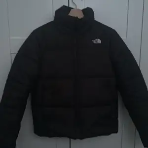 Säljer en svart dunjacka från The North Face i helt nytt skick. Jag har aldrig använt den eftersom den var för stor för mig. Priset kan diskuteras.