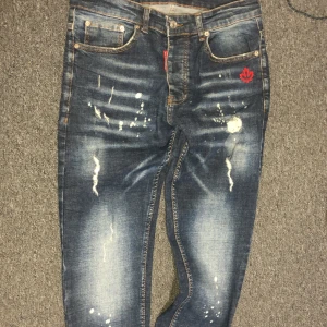 Jeans från Dsquared2 - Säljer ett par snygga jeans från Dsquared2 Caten heated i blå denim. Inte använda så mycket säljer dom för att jag ej använder dom längre. 