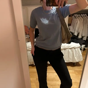 Blå/grå t-shirt - Säljer en enkel,snygg och stilren blå/grå t-shirt. 
