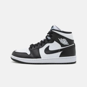 Svartvita Nike Air Jordans - Säljer ett par stilrena svartvita Nike Air Jordans i nytt skick. Skorna har en klassisk design med snörning och den ikoniska Air Jordan-loggan på sidan. Perfekta för både vardag och fest, dessa sneakers är ett måste för alla sneakerheads!