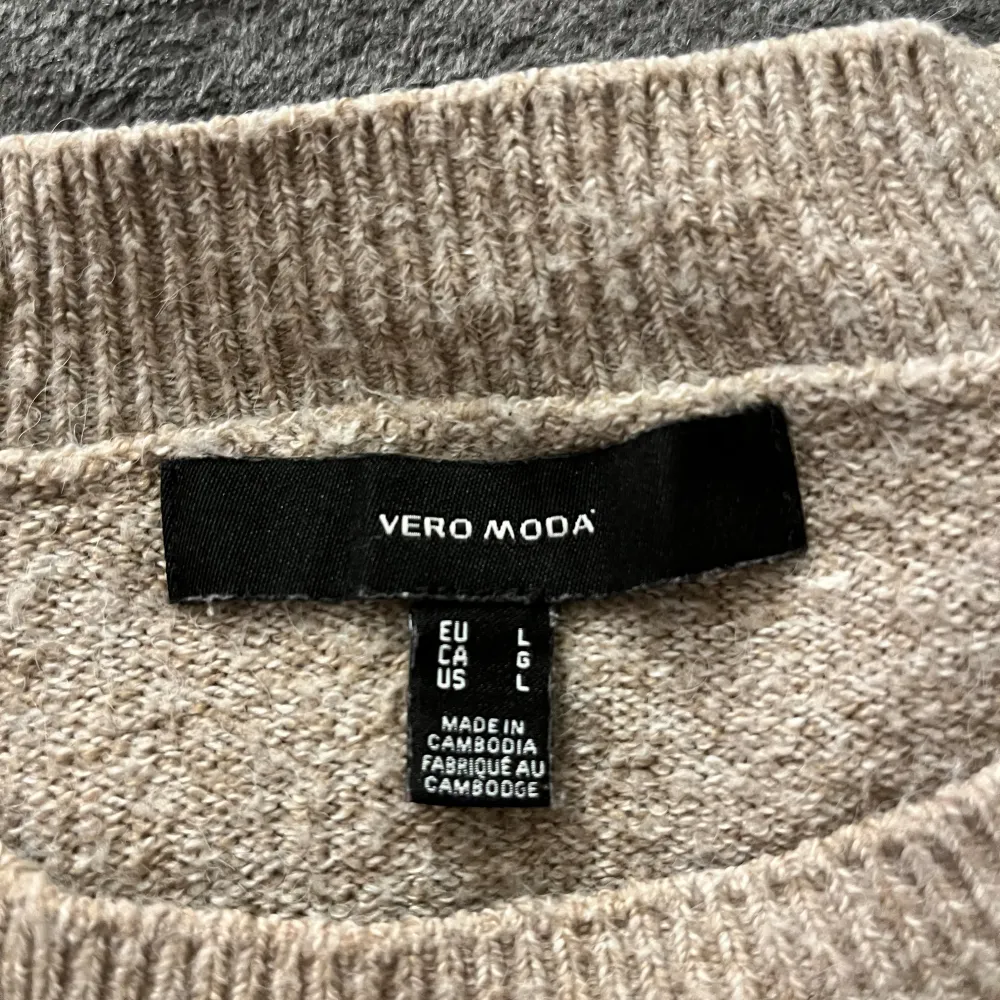 Mysig beige stickad tröja från Vero Moda i storlek L. Perfekt för kyliga höst- och vinterdagar. Tröjan har en klassisk rund hals och långa ärmar, vilket gör den både stilren och bekväm. Köpt för 400kr och är sparsamt använd.. Tröjor & Koftor.