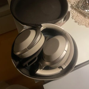 Sony hörlurar - Sony hörlurar som knappt är använda, de kopplas med bluetooth och har noise cancelling effekt. 