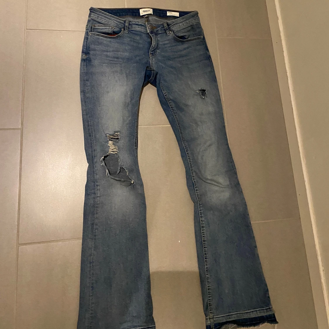 Low waist bootcut jeans med hål