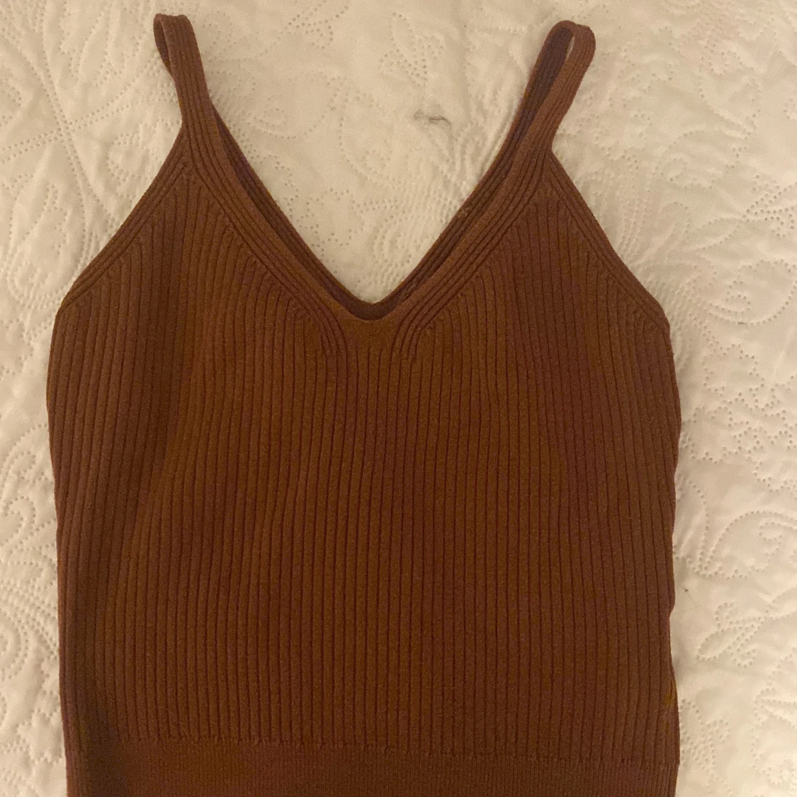 Brun ribbad linnetopp - 90