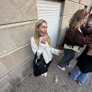 Vit stickad tröja - Säljer en mysig vit stickad tröja med långa ärmar. Perfekt för kyligare dagar och enkel att matcha med olika outfits.