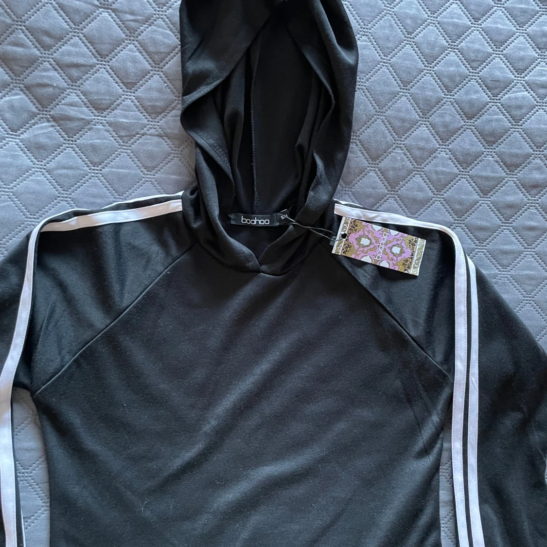 Svart croppad hoodie från Boohoo - 1