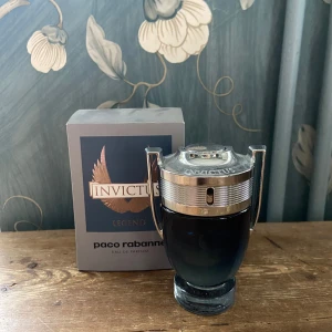 Paco rabanne invictus legend  - En väldigt god doft från Paco Rabanne 50ml! 40-35 ml kvar:) Nypris ligger på 1000 kr👍Priset kan diskuteras!
