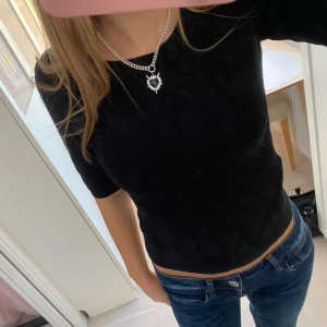 Svart topp - Söt topp med detaljer vid midjan❣️
