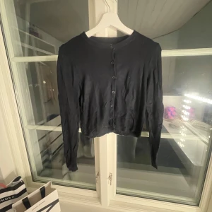 Svart kofta - Säljer en svart kofta från lager 157. Det är i bra skick. Säljer då jag tycker att det är för kort. Det är stolen xs men skulle säga att den sitter som xxs