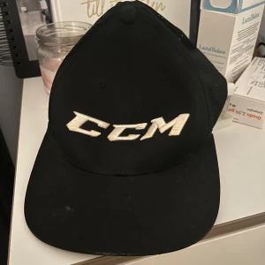 CCM keps  - Svart CCM keps i bra skick. Går att justera storleken!