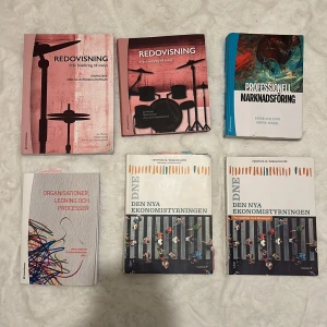 Kurslitteratur FEKA10 ekonomi  - En samling av sex böcker inom ekonomi och marknadsföring. Titlar inkluderar 'Redovisning', 'Professionell Marknadsföring', 'Organisationer: Ledning och Processer' och 'Den Nya Ekonomistyrningen'. Perfekt för studenter eller yrkesverksamma inom ekonomi och affärsadministration.