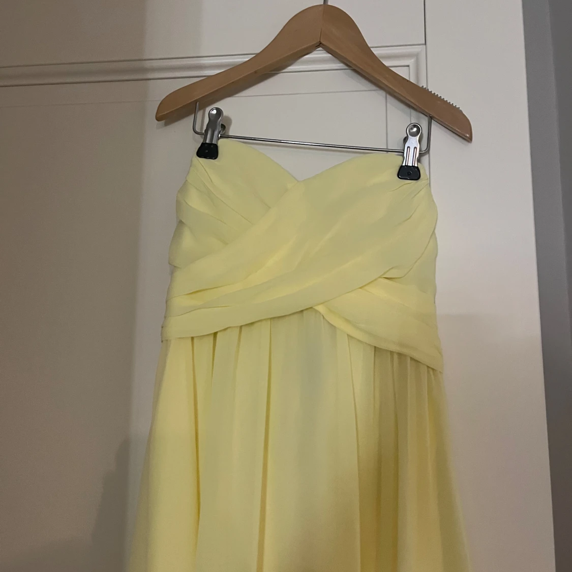Gul axelbandslös långklänning - 90