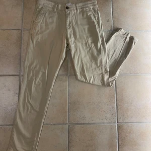 Beige chinos från Jack & Jones - Snygga beige chinos från Jack & Jones. Skick 9/10 knappt använda. Storlek 31/30. Nypris runt 500 mitt pris 100