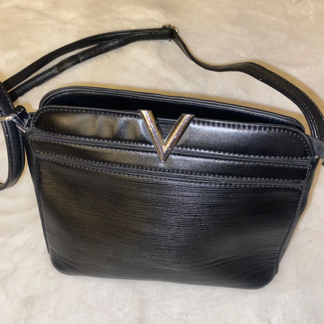 Svart axelväska med V-detalj - 92