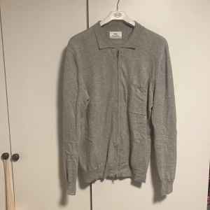 Grå kofta från Ciszere stl S - Säljer nu denna kofta från Ciszere i storlek S. Koftan är i bra skick och är inte alls använd särskilt mycket. Jag är 190 cm (lite liten för mig) vid fråga är det bara och skriva 