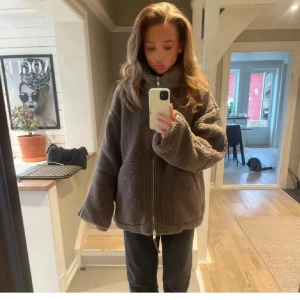Brun teddyjacka hm - Eftertraktad och slutsåld jacka ifrån hm strl M men passar mig som har s och även xs 🤎🤎 säljer även vit & beige!!! 